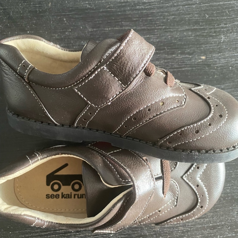 See Kai Run Bennett brown leather wing tip shoes, Size 9, NWOB.